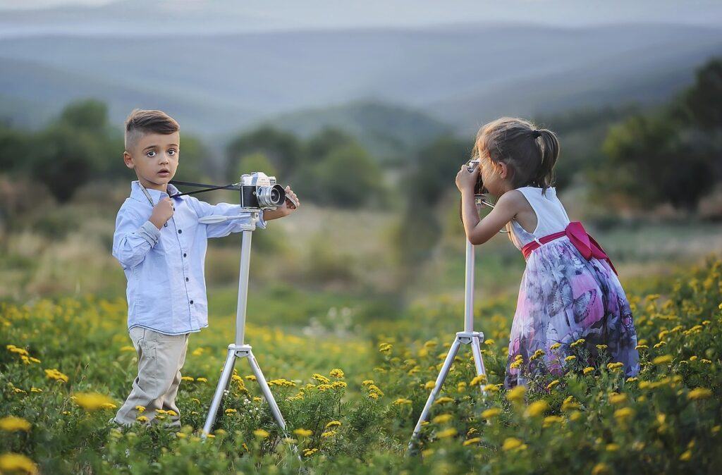 children, photographers, taking pictures-956676.jpg